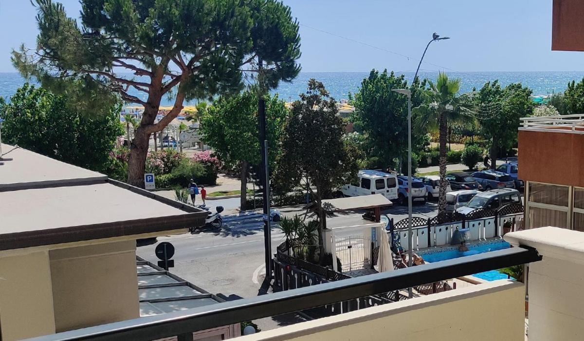 Residence Riviera Alba Adriatica Εξωτερικό φωτογραφία